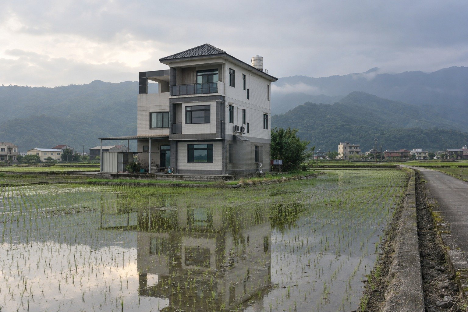 水田中的三樓農舍
